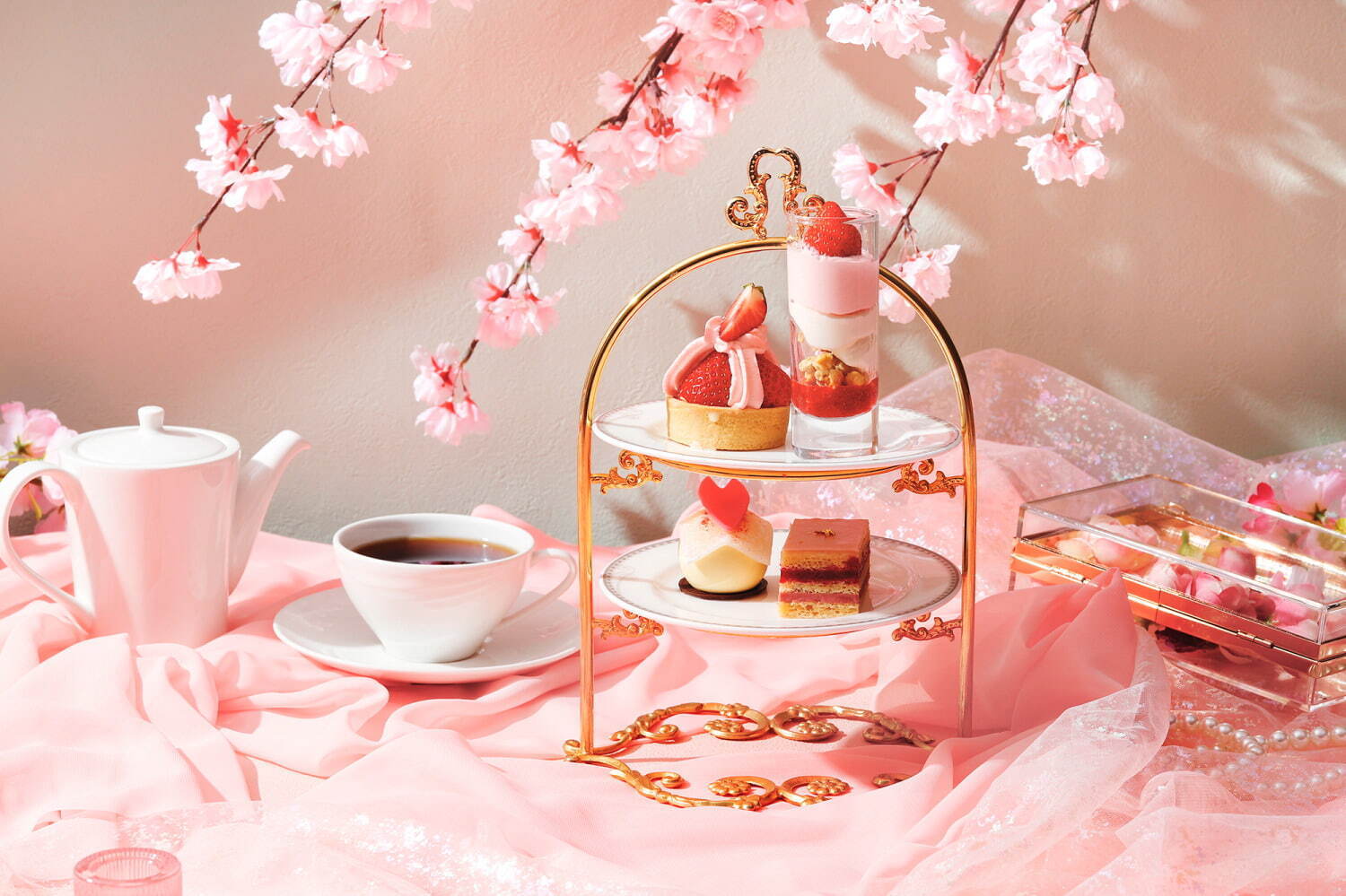 ザ ストリングス 表参道「桜と苺」の春アフタヌーンティー、たっぷり苺タルトや桜香るムース｜写真5