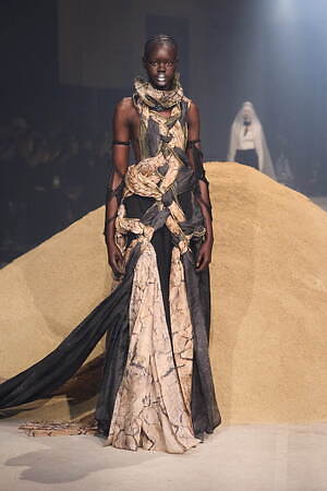 ユイマナカザト オートクチュール(YUIMA NAKAZATO Haute couture) 2025年春夏ウィメンズ&メンズコレクション  - 写真11