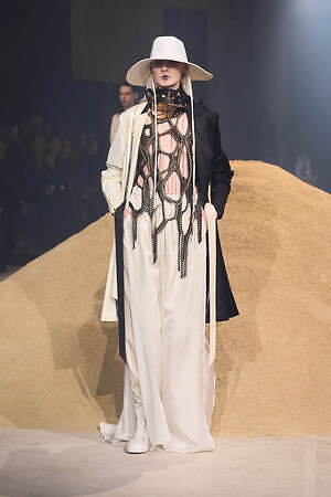 ユイマナカザト オートクチュール(YUIMA NAKAZATO Haute couture) 2025年春夏ウィメンズ&メンズコレクション  - 写真15