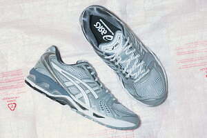 アシックスのスニーカー「ゲルカヤノ14」くすみグレーの伸縮アッパー、ビューティー＆ユース限定