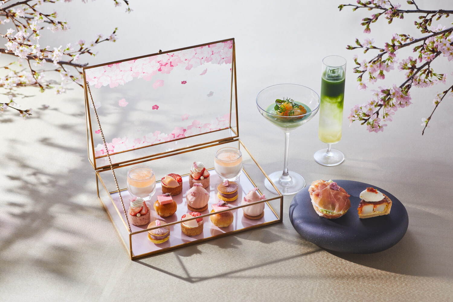 W大阪のお花見アフタヌーンティー、桜香るどらやきやチェリームース入り“ジュエリーボックス”｜写真2