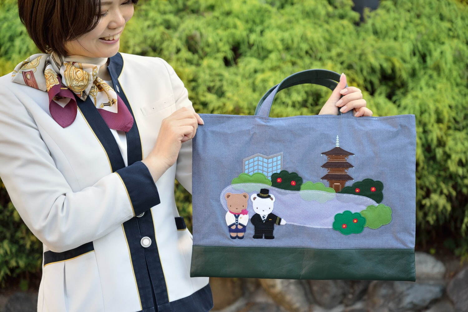 ファミリア×ホテル椿山荘東京のデニムバッグ、ホテル制服姿のクマちゃん＆東京雲海のアートワークをオン｜写真7