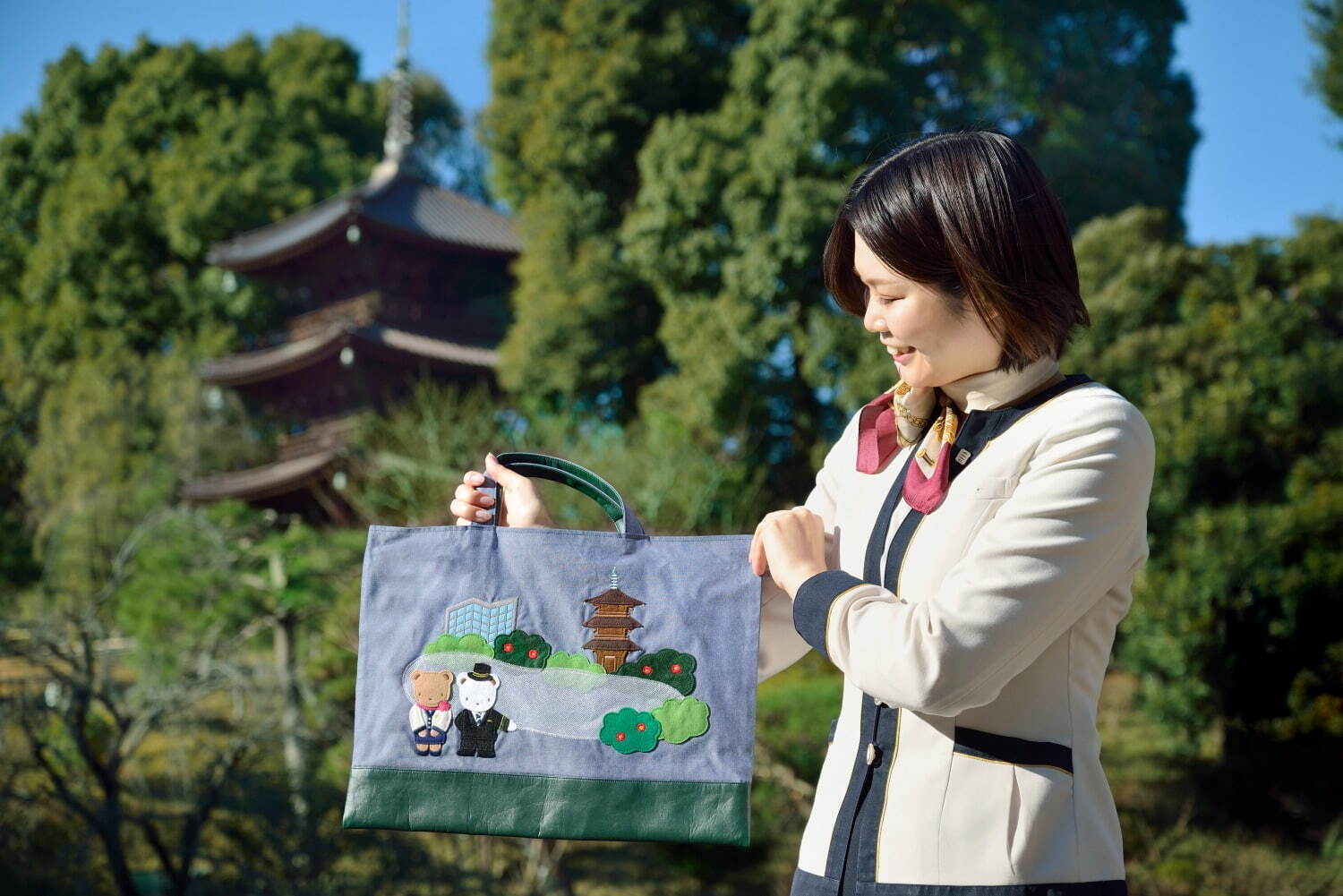 ファミリア×ホテル椿山荘東京のデニムバッグ、ホテル制服姿の