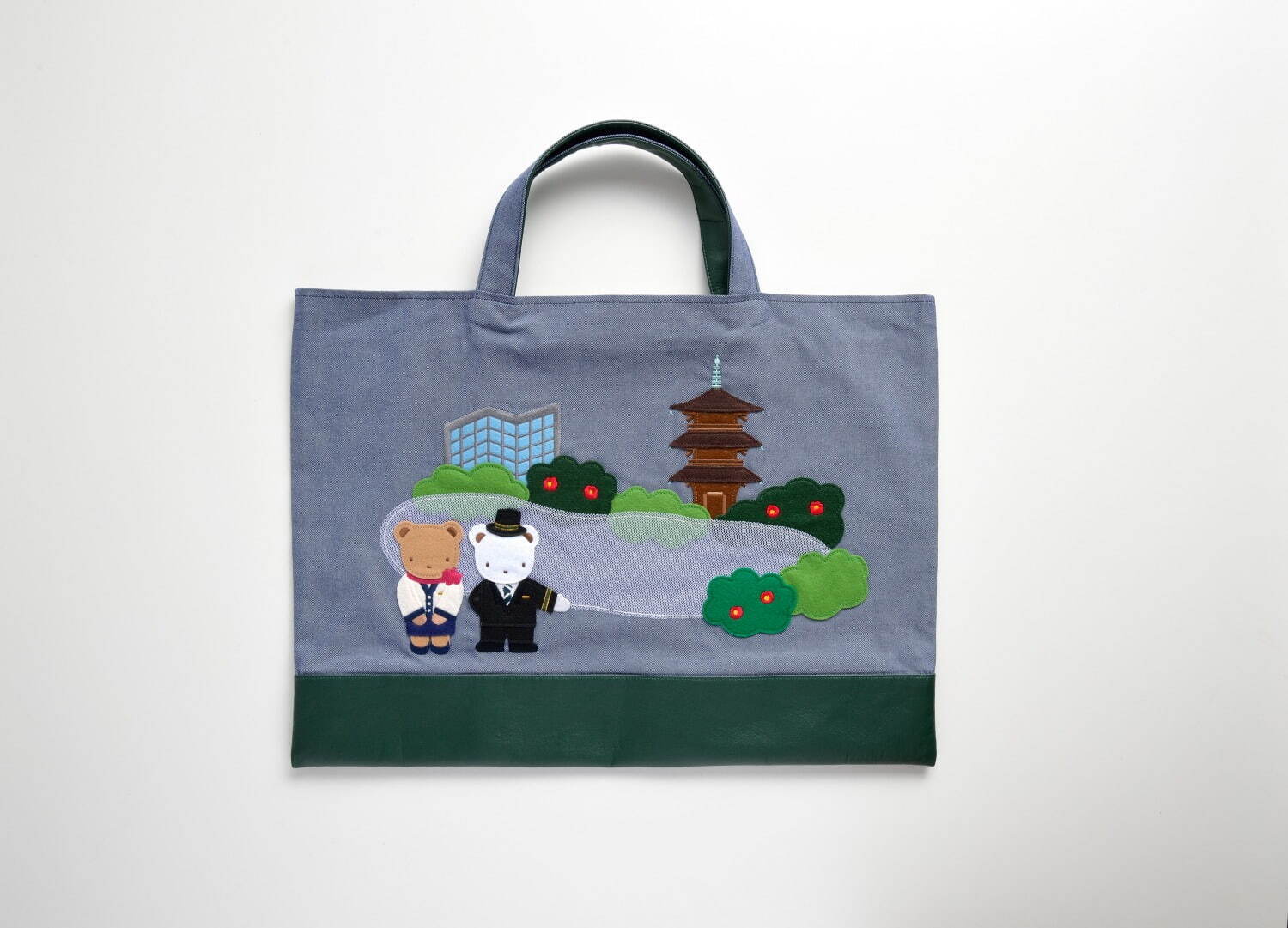 ファミリア×ホテル椿山荘東京のデニムバッグ、ホテル制服姿のクマちゃん＆東京雲海のアートワークをオン - ファッションプレス