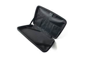 ゼロハリバートン×エフシーレアルブリストルのPCケース、大胆ロゴ&シックなブラックカーボン調|写真5