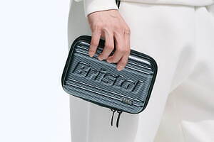 ゼロハリバートン×エフシーレアルブリストルのPCケース、大胆ロゴ&シックなブラックカーボン調|写真6