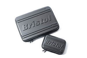 ゼロハリバートン×エフシーレアルブリストルのPCケース、大胆ロゴ&シックなブラックカーボン調|写真1