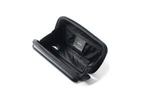 ゼロハリバートン×エフシーレアルブリストルのPCケース、大胆ロゴ&シックなブラックカーボン調|写真3