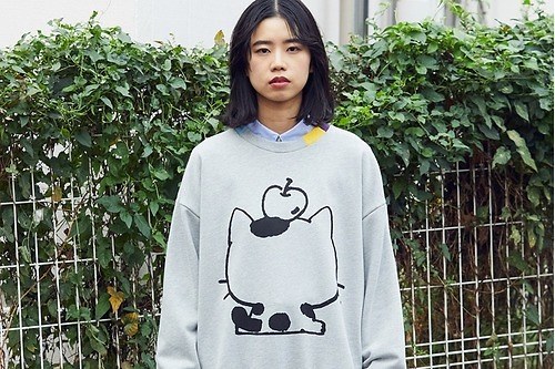フラボア×「タマ＆フレンズ」初コラボ、「タマ」の後ろ姿スウェット＆「ベー」モチーフのポーチ