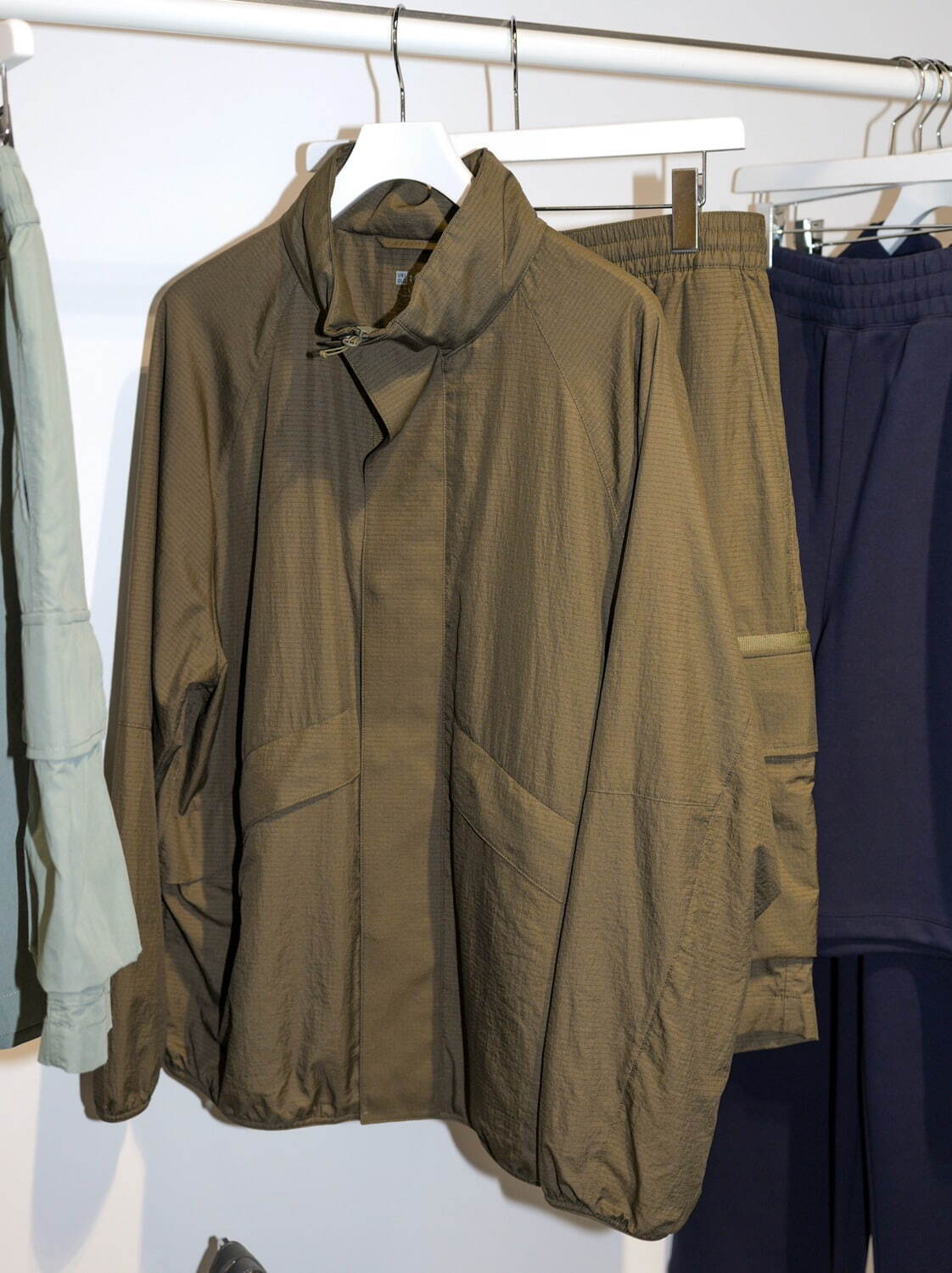 ユニクロ：シー25年春夏メンズ、スポーツ＆ワークテイストのアウターやワイドカーゴパンツ｜写真77