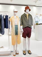 ユニクロ25年春夏新作、明るく“サニー”なコットンギャザーミニワンピ＆花柄オープンカラーシャツ｜写真7