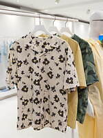 ユニクロ25年春夏新作、明るく“サニー”なコットンギャザーミニワンピ＆花柄オープンカラーシャツ｜写真24