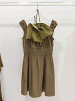 ユニクロ25年春夏新作、明るく“サニー”なコットンギャザーミニワンピ＆花柄オープンカラーシャツ｜写真26