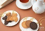 Q-pot.“焼きたてクッキー”アクセサリー、テディベアネックレス＆ビスケット型バッグチャーム｜写真2