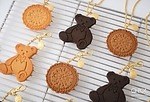 Q-pot.“焼きたてクッキー”アクセサリー、テディベアネックレス＆ビスケット型バッグチャーム｜写真5