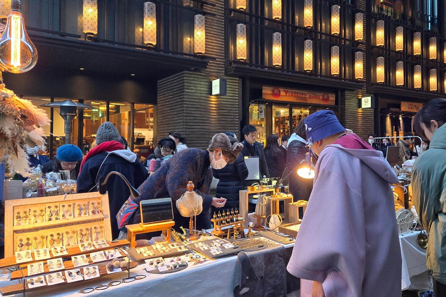 「第32回 オールドニューマーケット」日本橋仲通りにアクセサリーや暮らしの道具が集結、約50店舗出店