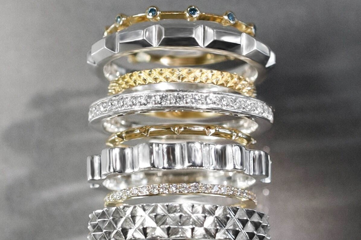 イー・エム“ヨーロッパの街並み”着想25年春夏ジュエリー、スタッズやダイヤ煌めくシルバーリングなど