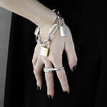 イー・エム“ヨーロッパの街並み”着想25年春夏ジュエリー、スタッズやダイヤ煌めくシルバーリングなど｜写真9