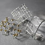 イー・エム“ヨーロッパの街並み”着想25年春夏ジュエリー、スタッズやダイヤ煌めくシルバーリングなど｜写真6