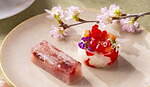 プルマン東京田町「桜アフタヌーンティー」塩漬けの桜の葉入り和菓子＆桜とチェリーのムース｜写真4