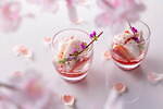 プルマン東京田町「桜アフタヌーンティー」塩漬けの桜の葉入り和菓子＆桜とチェリーのムース｜写真6