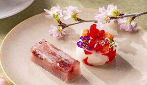 プルマン東京田町「桜アフタヌーンティー」塩漬けの桜の葉入り和菓子＆桜とチェリーのムース｜写真4