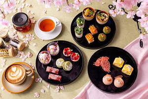 プルマン東京田町「桜アフタヌーンティー」塩漬けの桜の葉入り和菓子＆桜とチェリーのムース｜写真3