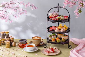 プルマン東京田町「桜アフタヌーンティー」塩漬けの桜の葉入り和菓子＆桜とチェリーのムース｜写真1