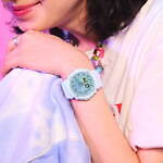 BABY-G“タイダイ柄”ダイヤルの25年新作腕時計、淡いブルー＆ホワイトの樹脂ケースで｜写真2