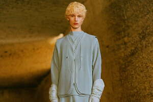 オム プリッセ イッセイ ミヤケ 25年秋冬コレクション - 石の観察、自然の生み出す美しさを投影