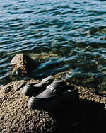 ハンター×アダム エ ロペの軽い厚底ミュールローファー、耐水レザーに“黒いフレームロゴ”｜写真3