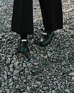 ハンター×アダム エ ロペの軽い厚底ミュールローファー、耐水レザーに“黒いフレームロゴ”｜写真4