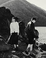 ハンター×アダム エ ロペの軽い厚底ミュールローファー、耐水レザーに“黒いフレームロゴ”｜写真6