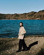 ハンター×アダム エ ロペの軽い厚底ミュールローファー、耐水レザーに“黒いフレームロゴ”｜写真2