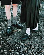 ハンター×アダム エ ロペの軽い厚底ミュールローファー、耐水レザーに“黒いフレームロゴ”｜写真7