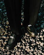 ハンター×アダム エ ロペの軽い厚底ミュールローファー、耐水レザーに“黒いフレームロゴ”｜写真1