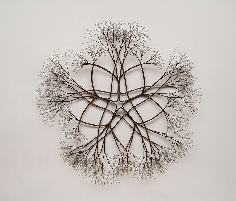 ルース・アサワ 《無題(S.317、壁掛け式、中央部は開いた五芒星と枝が重なりあう形にワイヤーを縛ったもの)》
1965年頃 国立国際美術館蔵 撮影：福永一夫
© 2025 Ruth Asawa Lanier, Inc./Artists Rights Society(ARS), New York. Courtesy David Zwirner