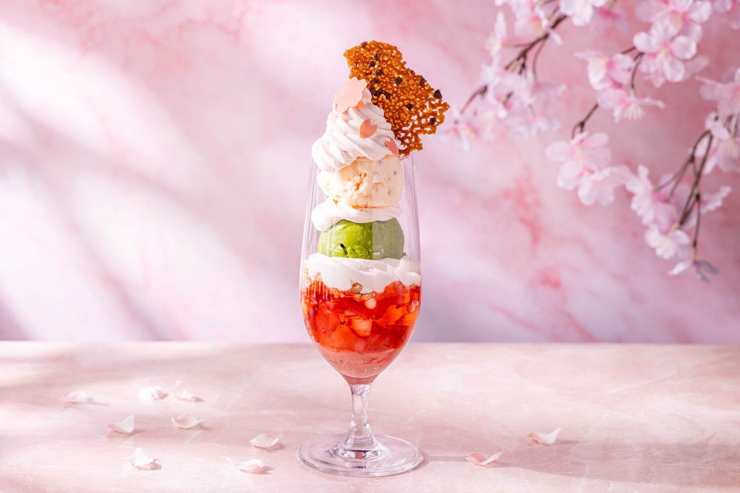 キンプトン新宿東京“桜＆いちご”アフタヌーンティー、白鳥ムースや水面イメージのゼリー｜写真13