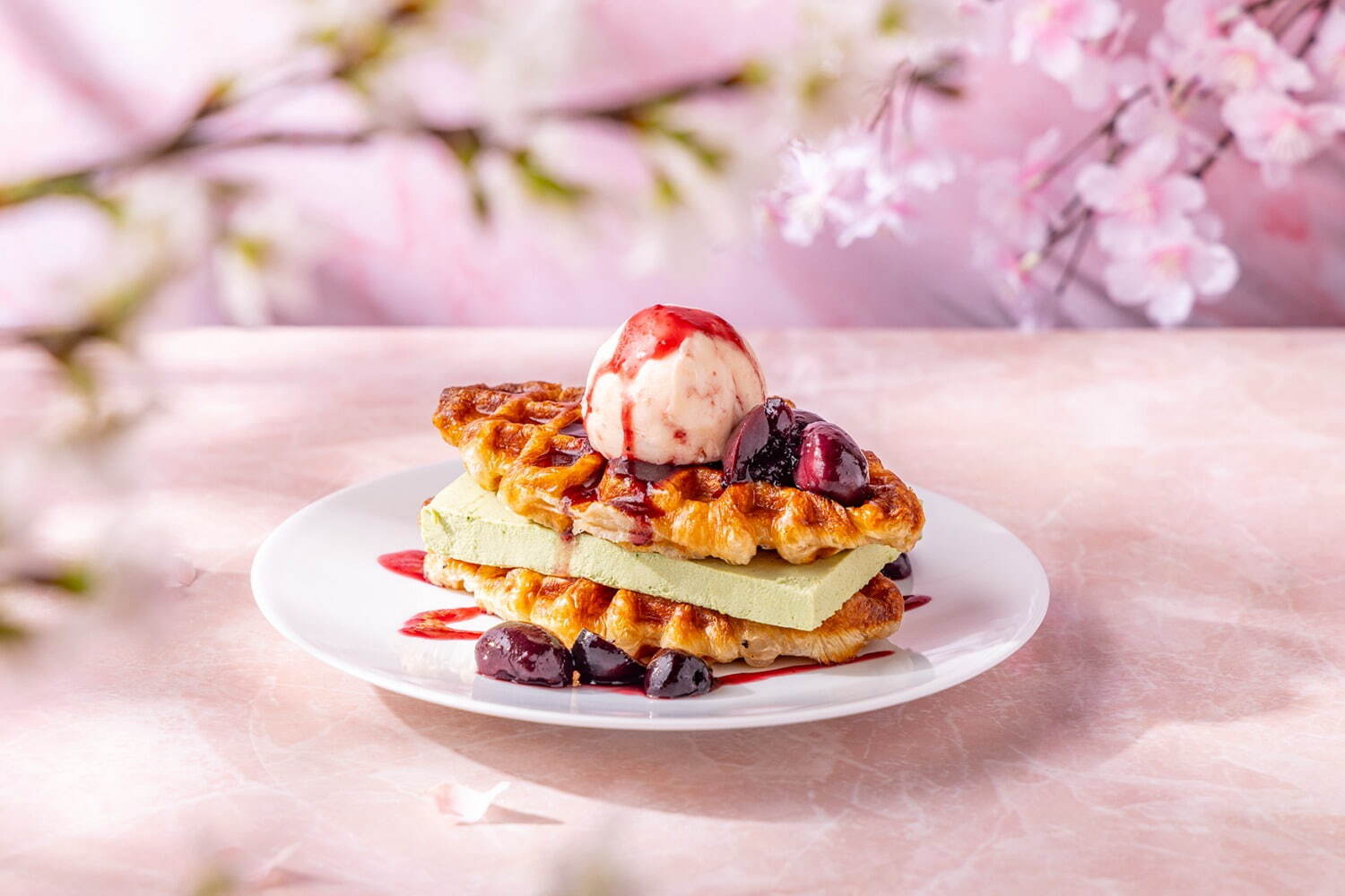 キンプトン新宿東京“桜＆いちご”アフタヌーンティー、白鳥ムースや水面イメージのゼリー｜写真14