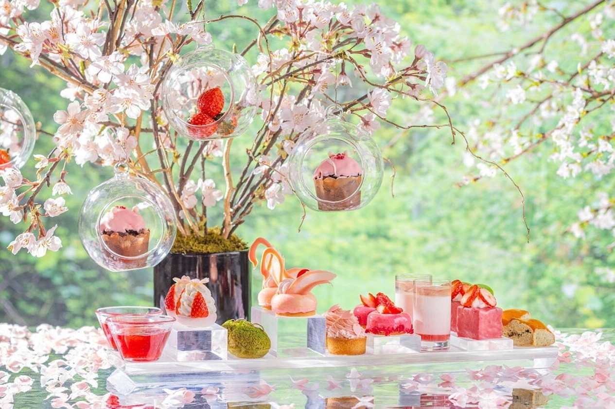 苺アフタヌーンティー｜キンプトン新宿東京“桜＆いちご”アフタヌーンティー、白鳥ムースや水面イメージのゼリー