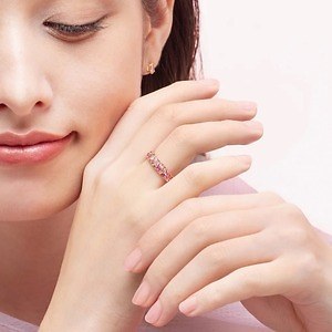天然石ジュエリー「ビズー」の桜色アクセサリー、“宝石の花束”風 天然石ジュエリー「ビズー」の桜色アクセサリー、“宝石の花束”風