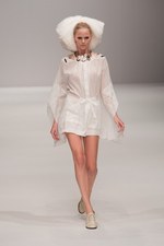 北国を連想させるカミシマチナミ(KAMISHIMA CHINAMI)の2011年春夏コレクション｜写真1