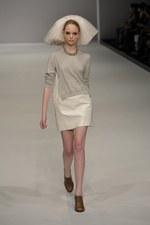 北国を連想させるカミシマチナミ(KAMISHIMA CHINAMI)の2011年春夏コレクション｜写真4