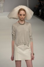 北国を連想させるカミシマチナミ(KAMISHIMA CHINAMI)の2011年春夏コレクション｜写真5