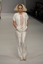 北国を連想させるカミシマチナミ(KAMISHIMA CHINAMI)の2011年春夏コレクション｜写真6