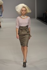 北国を連想させるカミシマチナミ(KAMISHIMA CHINAMI)の2011年春夏コレクション｜写真10