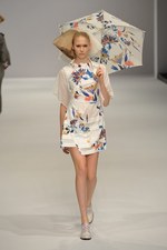 北国を連想させるカミシマチナミ(KAMISHIMA CHINAMI)の2011年春夏コレクション｜写真13