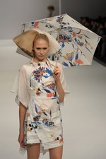 北国を連想させるカミシマチナミ(KAMISHIMA CHINAMI)の2011年春夏コレクション｜写真14