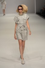 北国を連想させるカミシマチナミ(KAMISHIMA CHINAMI)の2011年春夏コレクション｜写真15