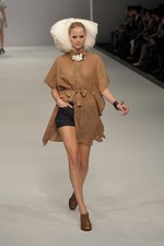 北国を連想させるカミシマチナミ(KAMISHIMA CHINAMI)の2011年春夏コレクション｜写真16